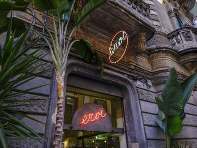 ...l� dove si staglia l�iconica insegna al neon arancione di Eroi 